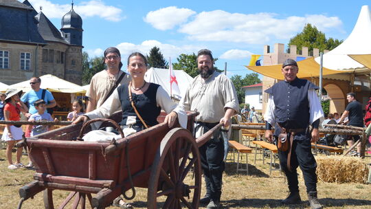 Unabhängig vom Stand kümmert sich beim Klosterfest mancher Recke galant um seine Angetraute.