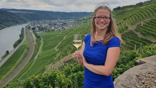 Der Weingenuss und die herrliche Kulturlandschaft trägt dazu bei, dass viele Besucher an die Mosel (hier die ehemalige Moselwein
