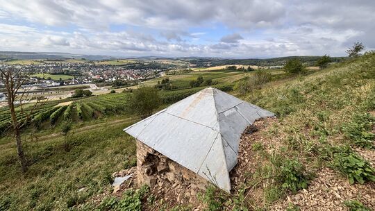Teile des Blechdachs haben sich gelöst und liegen vor dem Strandhaus.