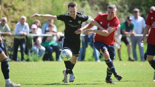 Christopher Kornetzky (links) geht in seine 13. Spielzeit beim Bollenbacher SV. Jonas Germann (rechts) gehört weiter zum Spieler Christopher Kornetzky (links) geht in seine 13. Spielzeit beim Bollenbacher SV. Jonas Germann (rechts) gehört weiter zum Spieler