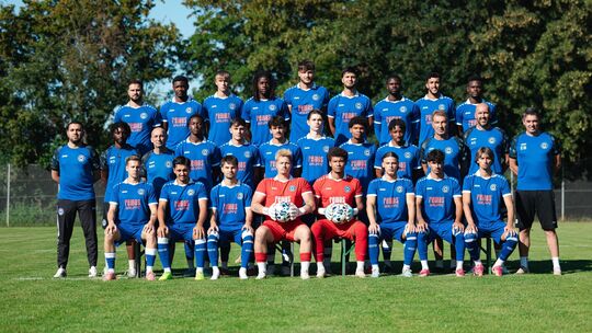 Der FC Cosmos Koblenz 2026/2027 mit (hinten, von links) Serdar Arslan, Mordecai Zuhs, Miguel Garcia, Henri Euwi, Milan Ziric, Le Der FC Cosmos Koblenz 2026/2027 mit (hinten, von links) Serdar Arslan, Mordecai Zuhs, Miguel Garcia, Henri Euwi, Milan Ziric, Le