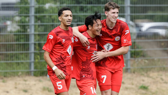 Durften beim letzten Test gegen den Siegburger SV jubeln und gehen mit einem 6:1 im Rücken in die Saison, die Rot-Weissen um (vo Durften beim letzten Test gegen den Siegburger SV jubeln und gehen mit einem 6:1 im Rücken in die Saison, die Rot-Weissen um (vo