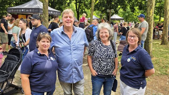 Bürgermeister Frank Ensminger freut sich gemeinsam mit dem Organisationsteam über den großen Erfolg des Märchenfestes im Kirner
