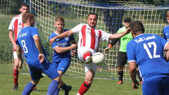 Ruslan Lataev (mit gestrecktem Bein) möcchte den SV Gimbweiler als Spielertrainer in die A-Klasse führen. Ein Konkurrent ist auc Ruslan Lataev (mit gestrecktem Bein) möcchte den SV Gimbweiler als Spielertrainer in die A-Klasse führen. Ein Konkurrent ist auc