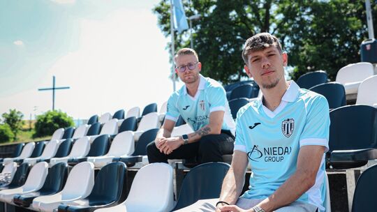 Ungewohnte Farben: Die Spieler Moritz Rott und Fabio Schopp (von links) vom VfB Linz posieren auf den Stadionsitzen des Linzer K Ungewohnte Farben: Die Spieler Moritz Rott und Fabio Schopp (von links) vom VfB Linz posieren auf den Stadionsitzen des Linzer K