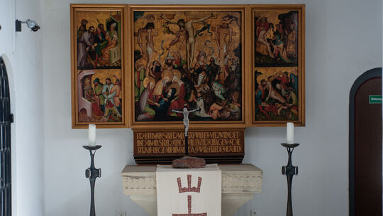 Das Altarbild gibt Rätsel auf und spielt im Theaterstück „Felsenkirche 1926“ eine Rolle.