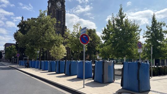 Wassersperren sollen in Neuwied für Sicherheit sorgen – hier einen Tag vor dem Französischen Markt auf dem Marktplatz.