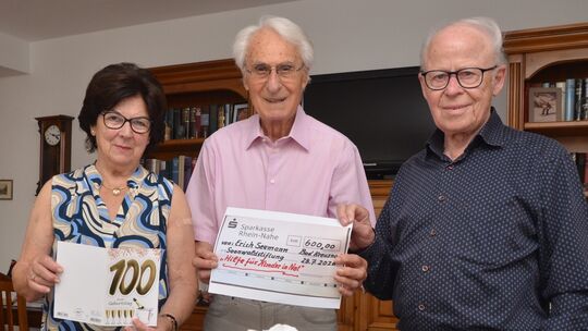 Erich Seemann (Mitte) feierte am 14. Juli seinen 100. Geburtstag - auf Burg Rheinfels und dann im Kreuznacher Kurstift. Er samme Erich Seemann (Mitte) feierte am 14. Juli seinen 100. Geburtstag - auf Burg Rheinfels und dann im Kreuznacher Kurstift. Er samme