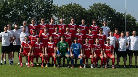 Die SG Hüffelsheim geht mit diesem Aufgebot ambitioniert in die neue Verbandsliga-Runde (hinten von links): Betreuerin Martina K