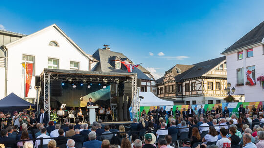 Bei der Gedenkveranstaltung zum fünften Jahrestag der Flutkatastrophe versammelten sich viele Bürger auf dem Marktplatz in Ahrwe