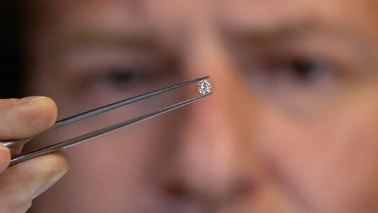 Ein Diamant aus Totenasche: Die Herstellung eines solchen Erinnerungsstücks ist in Rheinland-Pfalz seit knapp einem Jahr erlaubt Ein Diamant aus Totenasche: Die Herstellung eines solchen Erinnerungsstücks ist in Rheinland-Pfalz seit knapp einem Jahr erlaubt
