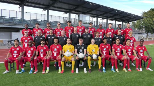 Der Ahrweiler BC 2026/2027 mit (hinten, von links) Jeff Ampadu, Altin Mulaki, Kevin Wetschorek, Dian Murseli, Beykan Sengül, Din