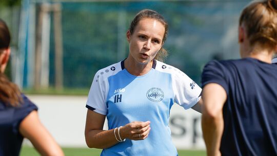 Isabelle Hawel trainiert die SG 99 Andernach in der 2. Frauen-Bundesliga und war im Rahmen der neuesten „SpoRZfreunde“-Folge im Isabelle Hawel trainiert die SG 99 Andernach in der 2. Frauen-Bundesliga und war im Rahmen der neuesten „SpoRZfreunde“-Folge im