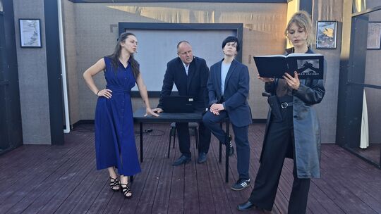 Szene in einem New Yorker Büro (von links): Katharina Pauls, Axel Hinz, Lisa Birnkott und Larissa Blanchard.