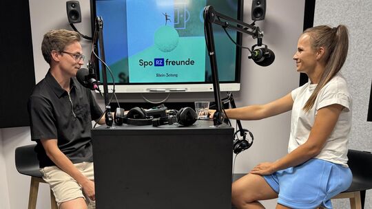Unser Sportreporter Moritz Hannappel (links) im Gespräch mit Isabelle Hawel, Trainerin des Frauen-Zweitligisten SG 99 Andernach. Unser Sportreporter Moritz Hannappel (links) im Gespräch mit Isabelle Hawel, Trainerin des Frauen-Zweitligisten SG 99 Andernach.