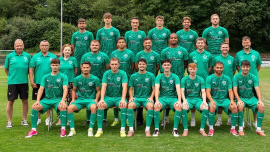 Die Mannschaft des VfR Baumholder präsentiert sich vor der Verbandsliga-Saison: (hinten, von links) Joshua Fuchs, Jonas Brenner,