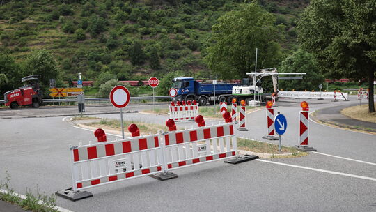 Bis vor Kurzem sah es in Alken noch so aus: Die B49 war vollgesperrt. Inzwischen ist sie wieder für den Verkehr geöffnet, allerd Bis vor Kurzem sah es in Alken noch so aus: Die B49 war vollgesperrt. Inzwischen ist sie wieder für den Verkehr geöffnet, allerd