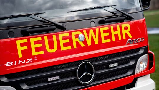Die Feuerwehr ist am Dienstagabend zu einem Garagenbrand in Unkel ausgerückt, der auf das Dach des angrenzenden Wohnhauses überg