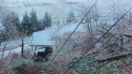 Stark zugewachsen war die Strecke der Malbergbahn im Jahr 2004, hier mit dem Blick auf die Talstation.Die Erbauung 1886 und 1887