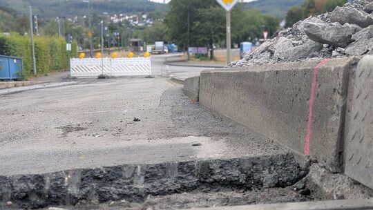 Über etwas mehr als eine Woche wurde die Brücke über die Bahngleise in Mudersbach saniert. Wesentlich schneller als ursprünglich