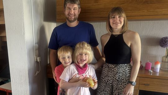 Niclas und Mareile Stücher mit Simeon und der neunjährigen Mia, die am Angelman-Syndrom leidet.