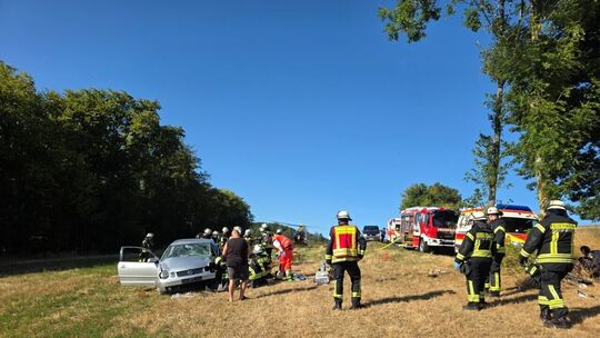 Das Auto, das gegen einen Baum geprallt ist, kam auf der Wiese zum Stehen. Der schwerstverletzte Fahrer musste von der Feuerwehr Das Auto, das gegen einen Baum geprallt ist, kam auf der Wiese zum Stehen. Der schwerstverletzte Fahrer musste von der Feuerwehr
