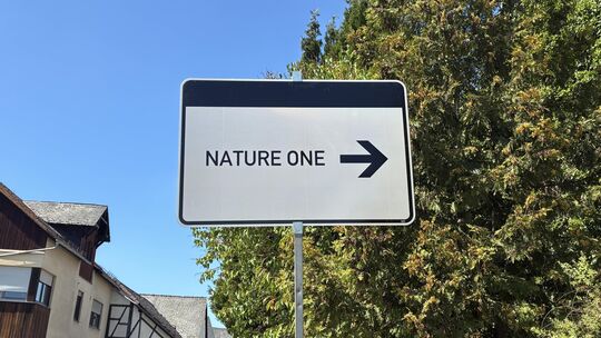 Die Nature One 2026 geht los. Überall rund um das Großevent sind Schilder angebracht, damit man sich bloß nicht verfährt! Die Nature One 2026 geht los. Überall rund um das Großevent sind Schilder angebracht, damit man sich bloß nicht verfährt!