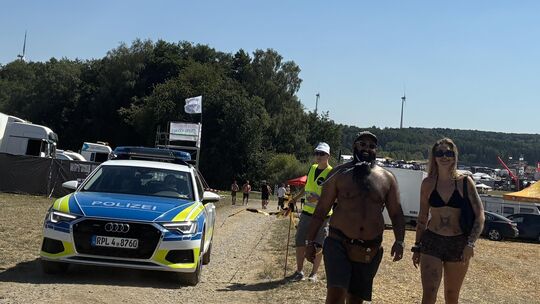 Zwischen Zelten, Festivalgängern und Wiesen taucht auch mal die Polizei beim Aufbau auf dem Campingplatz der Nature One auf. Zwischen Zelten, Festivalgängern und Wiesen taucht auch mal die Polizei beim Aufbau auf dem Campingplatz der Nature One auf.