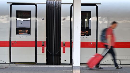 Deutsche Bahn verzeichnet Berichten zufolge schwarze Zahlen. Deutsche Bahn verzeichnet Berichten zufolge schwarze Zahlen.