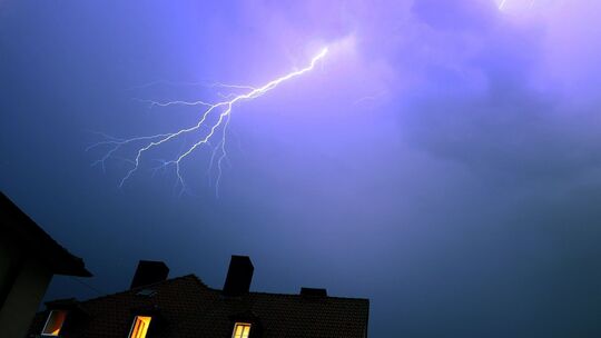 Blitze über einem Wohnhaus