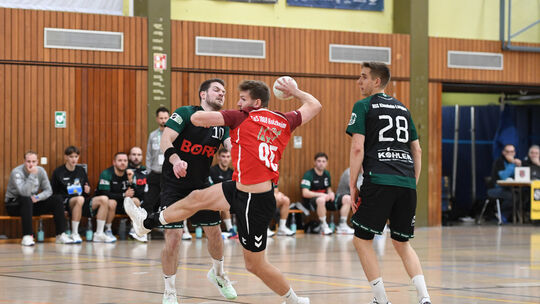 Auf Kapitän Simon Giebenhain (am Ball) und den TuS Holzheim warten nach einigen Abgängen besonders anspruchsvolle Aufgaben.