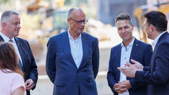 Da war noch alles gut: Bundeskanzler Friedrich Merz (2. von links) bei seinem Besuch am fünften Gedenktag der Flutkatastrophe im
