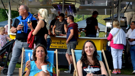 "Wein im Park" bedeutete auch in diesem Jahr wieder einmal, das Leben entspannt zu genießen. "Wein im Park" bedeutete auch in diesem Jahr wieder einmal, das Leben entspannt zu genießen.