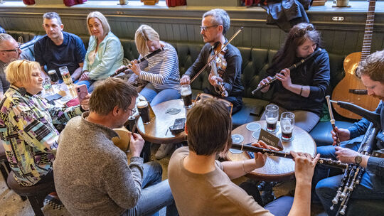 Im Pub trifft man sich zum zwanglosen Musizieren bei einem gepflegten Guinness. Belfast hat neben traditionellem Irish Folk eine