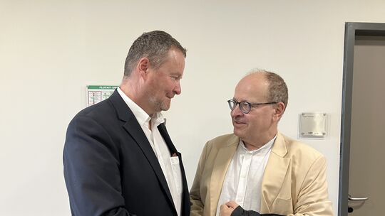 Achim Hopf (links) und Rechtsanwalt Dirk Schmitz waren mit dem Ausgang des Arbeitsgerichtsverfahrens zufrieden. Achim Hopf (links) und Rechtsanwalt Dirk Schmitz waren mit dem Ausgang des Arbeitsgerichtsverfahrens zufrieden.