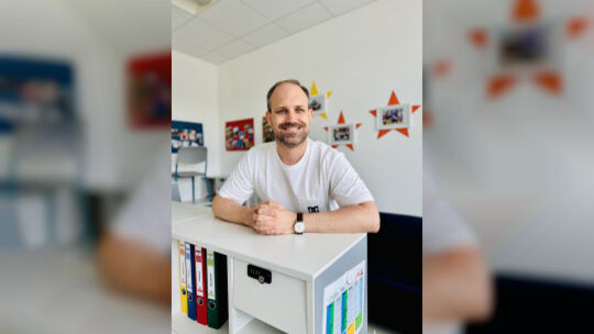 Der 41-jährige Clemens Wandke ist Lehrer einer KoA-Klasse in Bingen. Er macht sich dafür stark, Schule neu zu denken.