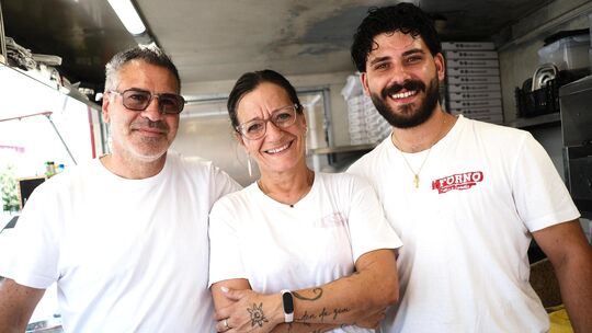 Im Pizzatruck „Il Forno“ in Bad Kreuznach staut sich die Hitze besonders. Chef Carlo Felline (links), seine Cousine Daniela Di M