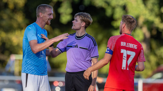 Diskussionen mit dem Schiedsrichter gab es auch in der Partie des SV Buhlenberg gegen den FSV Blau-Weiss Idar-Obersstein. Hier s