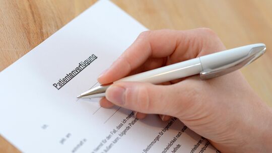 Medizinischer Notfall – was nun? Das kann mit einer Patientenverfügung geregelt werden. Was genau diese festlegt, was beim Verfa Medizinischer Notfall – was nun? Das kann mit einer Patientenverfügung geregelt werden. Was genau diese festlegt, was beim Verfa