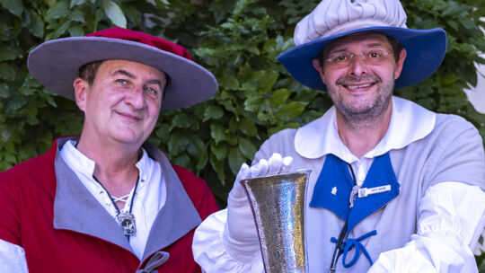Säckelmeister Jan Kramb (rechts) und Ordensratsmitglied Jörg Schmidt zogen nicht nur die weißen Stoffhandschuhe an, um den wertv