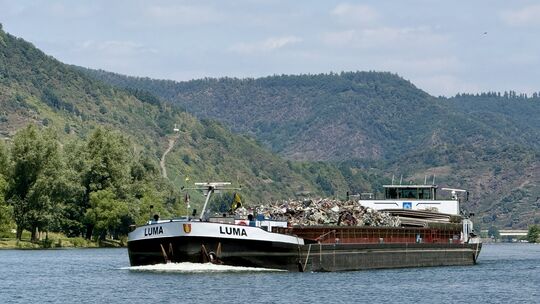 Das Frachtschiff auf der Mosel transportiert Metallabfälle. Aufgrund des Niedrigwassers im Rhein muss die Ladekapazität reduzier