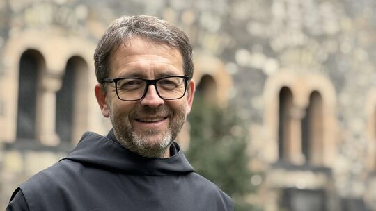 Pater Maximilian Krenn ist seit Herbst 2025 Prior des Kloasters Maria Laach. Als Novizenmeister kümmert er sich um die jungen Mi