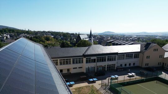 Die Grundschule Pfarrer Bechtel in Mendig produziert künftig einen Teil ihres Stroms selbst. Eine neue Photovoltaikanlage soll e Die Grundschule Pfarrer Bechtel in Mendig produziert künftig einen Teil ihres Stroms selbst. Eine neue Photovoltaikanlage soll e