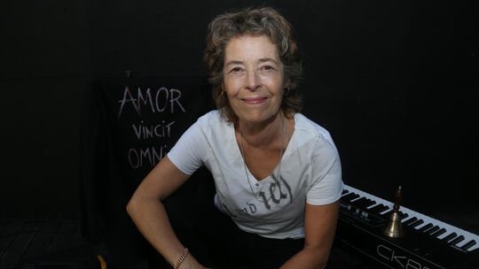 Die Uraufführung von „Dennoch Zuver:sicht“ mit der Künstlerin Verena Rendtorff findet am Sonntag, 2. August, um 14 Uhr auf der K Die Uraufführung von „Dennoch Zuver:sicht“ mit der Künstlerin Verena Rendtorff findet am Sonntag, 2. August, um 14 Uhr auf der K
