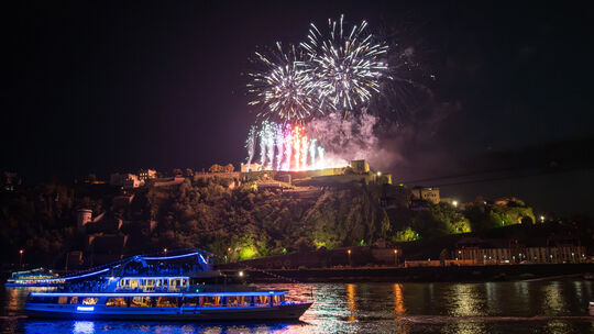 Das traditionelle Feuerwerk wird von der Festung Ehrenbreitstein aus gezündet. Angesichts der trockenen Hänge fordern die Koblen