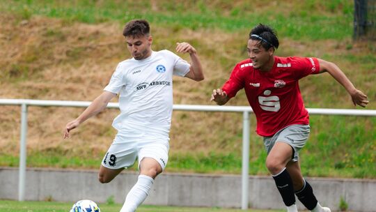 Nikita Kryvtsov (links) spielt künftig für Cosmos Koblenz wie hier im Test gegen Ahrweiler (1:1), als er als Testspieler dabei w Nikita Kryvtsov (links) spielt künftig für Cosmos Koblenz wie hier im Test gegen Ahrweiler (1:1), als er als Testspieler dabei w
