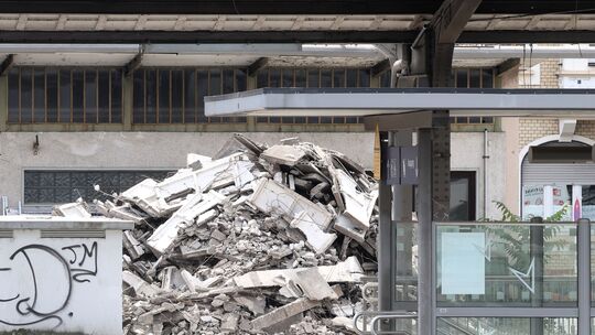 Auch am Neuwieder Bahnhof haben Bauarbeiten im Rahmen der Generalsanierung begonnen. Bei Abrissarbeiten kann es auf mal richtig Auch am Neuwieder Bahnhof haben Bauarbeiten im Rahmen der Generalsanierung begonnen. Bei Abrissarbeiten kann es auf mal richtig