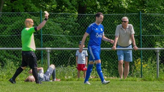 Michael Kausch, Lehrwart des Kreises Hunsrück/Mosel, zeigt Fabian Röhrig vom SV Binningen die Gelbe Karte. Auch in der Saison 20