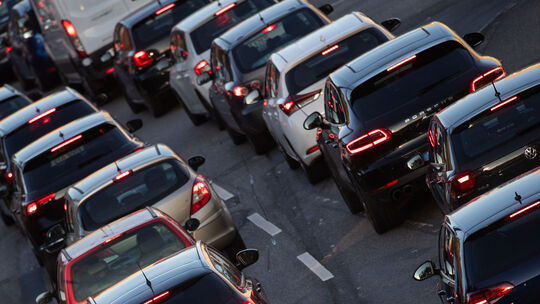 Das wichtigste Fortbewegungsmittel im ländlichen Raum ist und bleibt das Auto. Das unterstreichen aktuelle Zahlen des Statistisc Das wichtigste Fortbewegungsmittel im ländlichen Raum ist und bleibt das Auto. Das unterstreichen aktuelle Zahlen des Statistisc