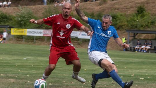 Im Kreispokal lieferten sich der VfL Simmertal (rote Trikots) und der TSV Bockenau ein intensives Duell. In die A-Klasse starten